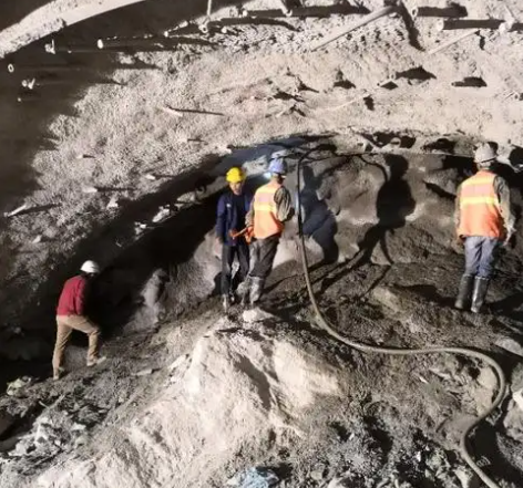 七星关隧道拱顶带模注浆料，微膨胀注浆料的特点及施工工艺